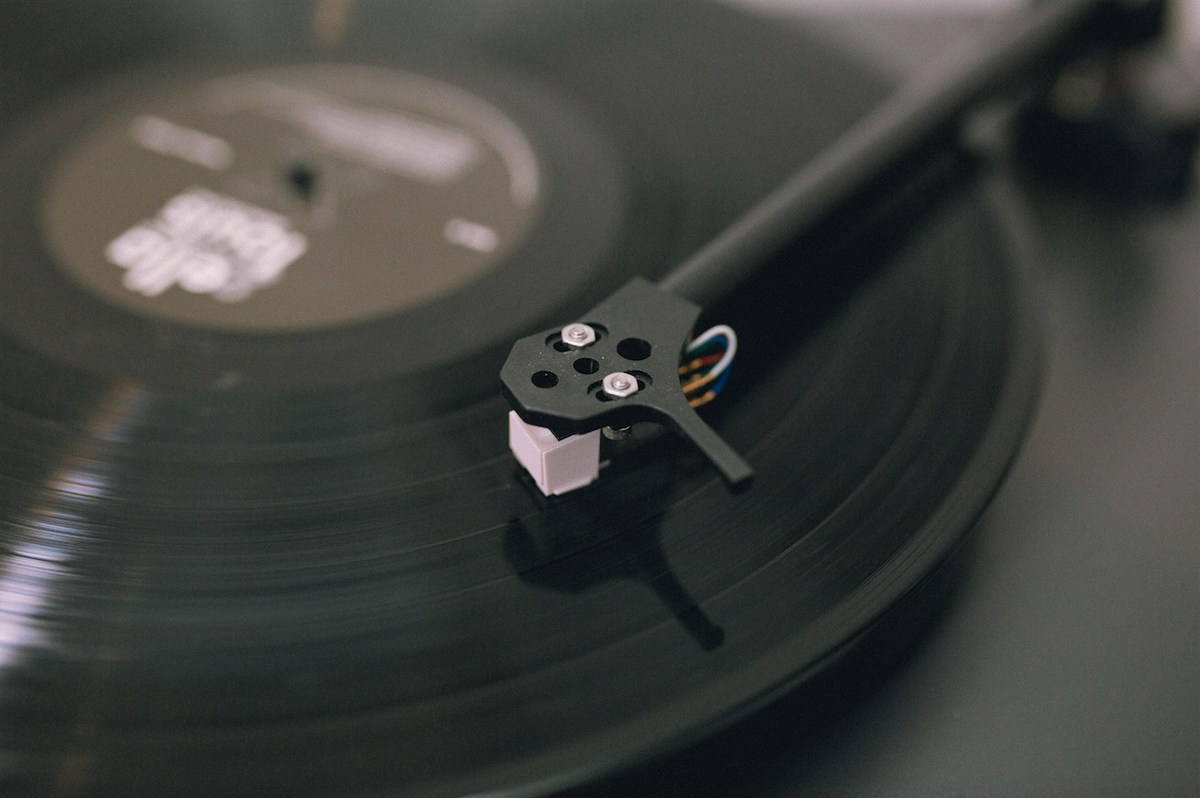 Close up of turntable tonearm